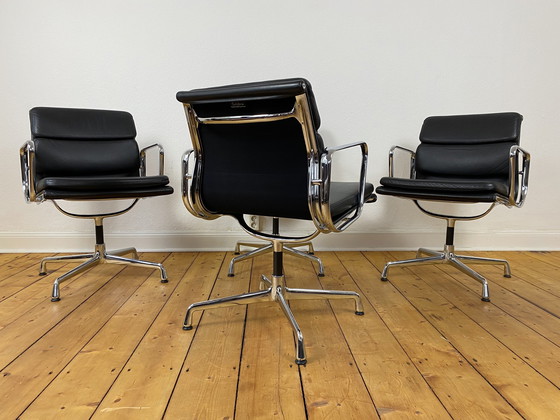 Image 1 of Set van 4 Eames stoelen met zachte bekleding EA 207 Vitra bureaustoel