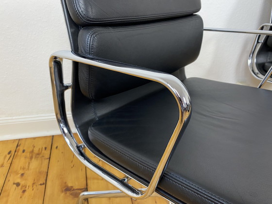 Image 1 of Set van 4 Eames stoelen met zachte bekleding EA 207 Vitra bureaustoel