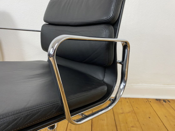 Image 1 of Set van 4 Eames stoelen met zachte bekleding EA 207 Vitra bureaustoel