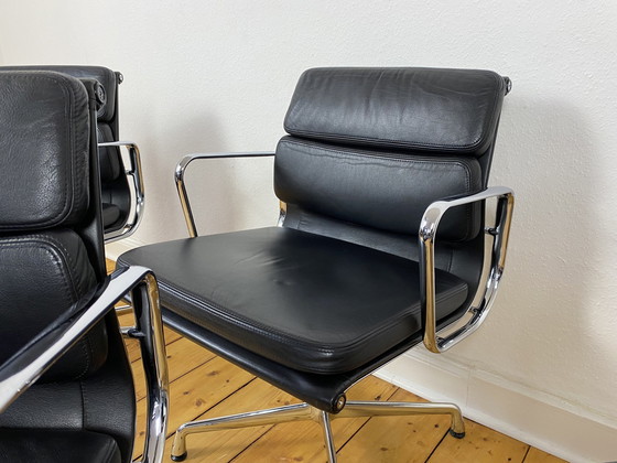 Image 1 of Set van 4 Eames stoelen met zachte bekleding EA 207 Vitra bureaustoel