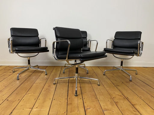 Set van 4 Eames stoelen met zachte bekleding EA 207 Vitra bureaustoel