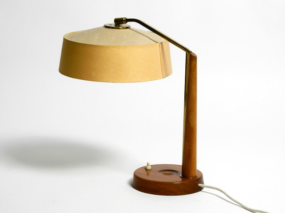 Image 1 of Prachtige, grote Mid Century tafellamp van Temde met stoffen lampenkap en walnotenhouten voet