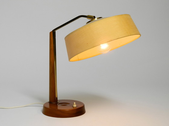 Image 1 of Prachtige, grote Mid Century tafellamp van Temde met stoffen lampenkap en walnotenhouten voet