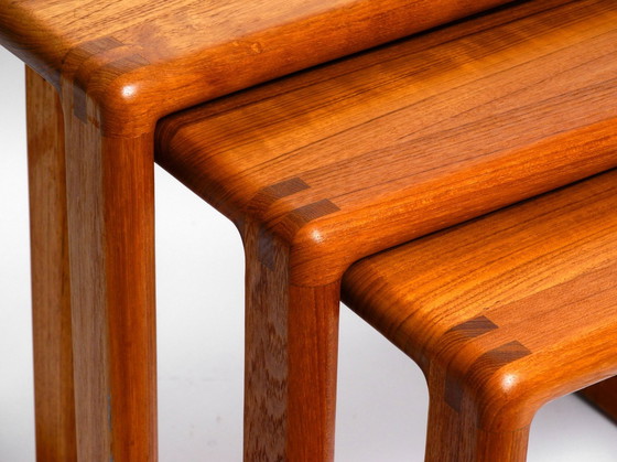 Image 1 of Prachtige solide Mid Century set van 3 teak houten Nesting Tables