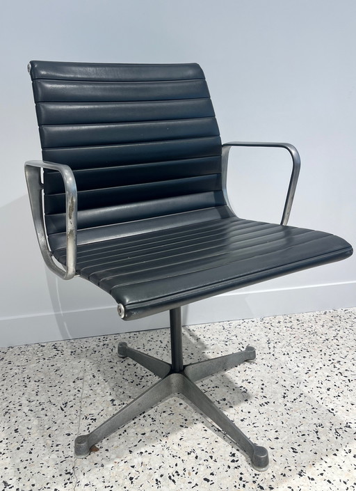 Ea108 Fauteuil van Charles Eames, Herman Miller Editie, Circa 1960.