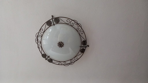 Vintage Plafondlamp Met Ijzeren Armatuur En Glazen Schaal.