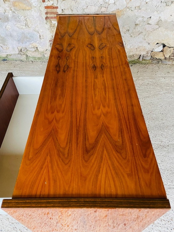 Image 1 of Mid Century, gevlamd walnoten dressoir, jaren 1960