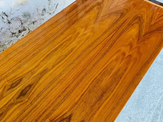 Image 1 of Mid Century, gevlamd walnoten dressoir, jaren 1960