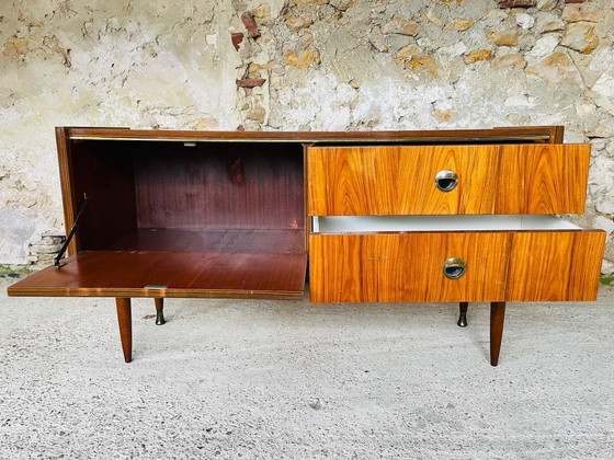 Image 1 of Mid Century, gevlamd walnoten dressoir, jaren 1960