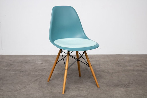 2x Vitra Plastic chair DWS 