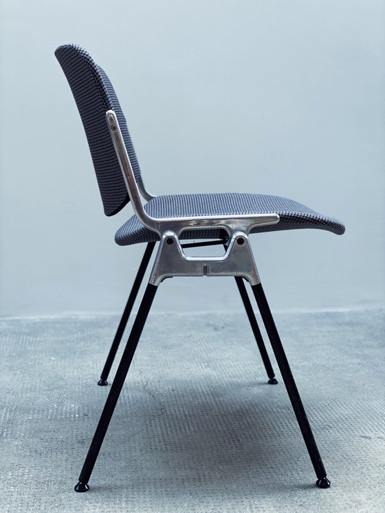 Image 1 of 12x Giancarlo Piretti voor Castelli DSC 106 Italië 1960 stapelbare stoelen Eetkamerstoelen Houndstooth patroon