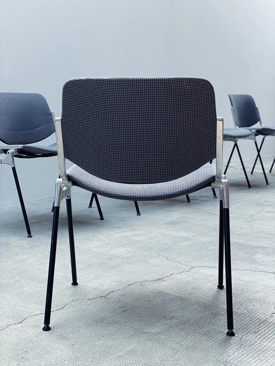 Image 1 of 12x Giancarlo Piretti voor Castelli DSC 106 Italië 1960 stapelbare stoelen Eetkamerstoelen Houndstooth patroon