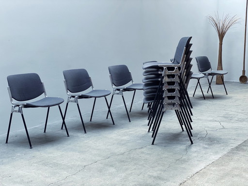 12x Giancarlo Piretti voor Castelli DSC 106 Italië 1960 stapelbare stoelen Eetkamerstoelen Houndstooth patroon