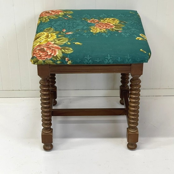 Image 1 of Opnieuw Bekleed Gestoffeerd Antiek Krukje Bankje Bobbin Pootjes