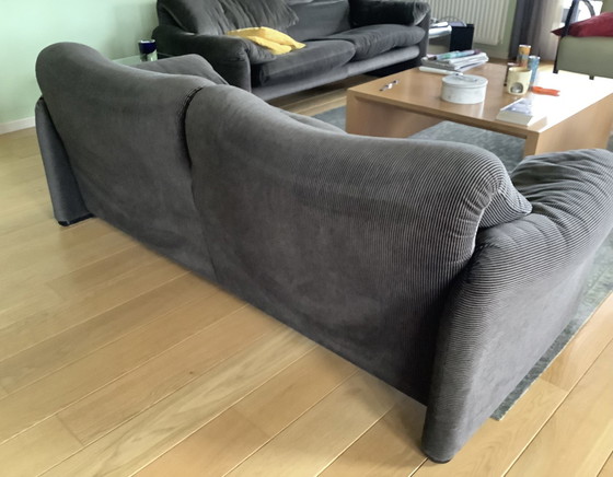 Image 1 of 2X Tweeëneenhalfzitsbank Model Cassina Maralunga Grijs Zwart Gestreept.