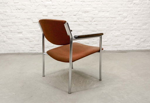 Gijs van der Sluis Dutch Design Chroom en Duo Tone stoffen bijzetstoel. Nederland, jaren 1960.