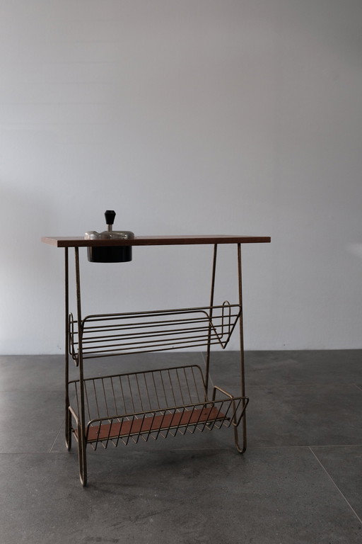 Vintage bijzettafel voor lectuur met asbak.