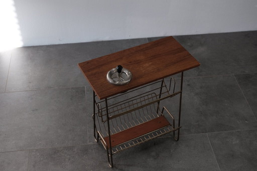 Vintage bijzettafel voor lectuur met asbak.