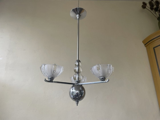 Image 1 of Lamp Jaren 30 Art Deco 3 Armen Met Matglazen Schalen Verchroomd Frans Hanglamp