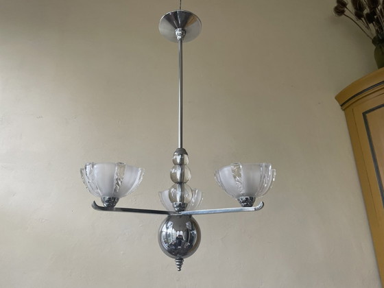 Image 1 of Lamp Jaren 30 Art Deco 3 Armen Met Matglazen Schalen Verchroomd Frans Hanglamp