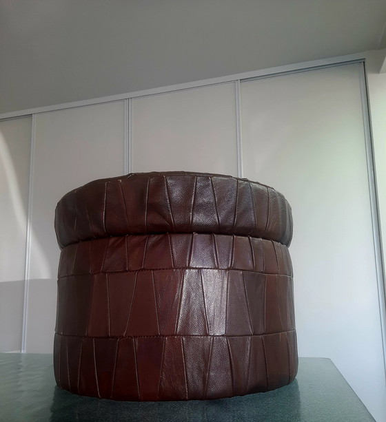 Image 1 of Vintage lederen opgelapte poef met opbergruimte