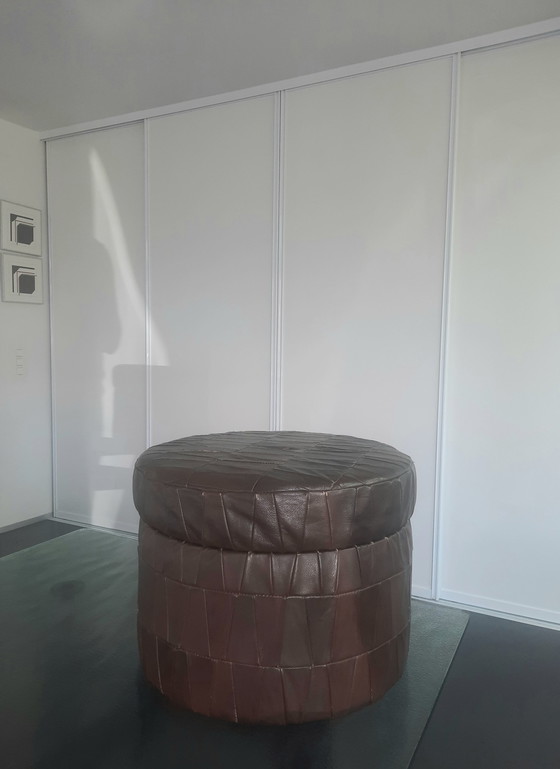 Image 1 of Vintage lederen opgelapte poef met opbergruimte