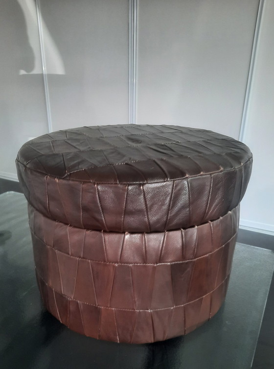 Image 1 of Vintage lederen opgelapte poef met opbergruimte