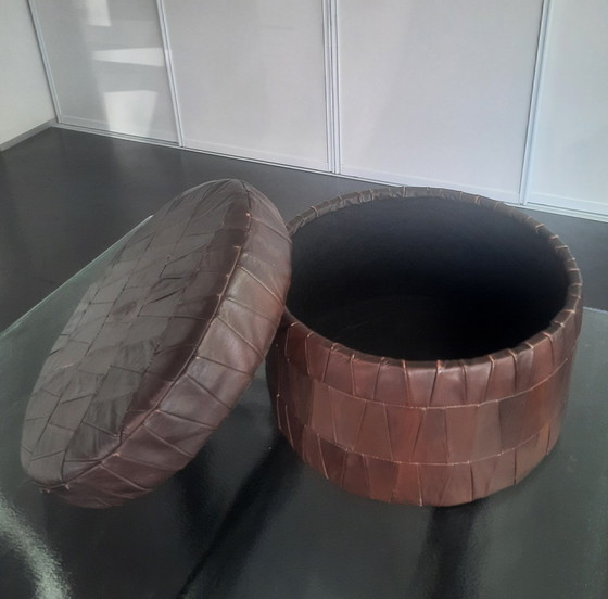 Image 1 of Vintage lederen opgelapte poef met opbergruimte