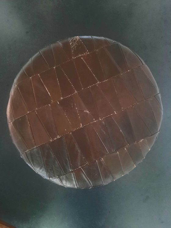 Image 1 of Vintage lederen opgelapte poef met opbergruimte