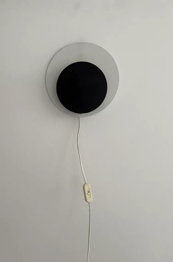 Image 1 of Vintage "Cirkle" zwart en wit gelakt metalen wandlamp, Denemarken 1970
