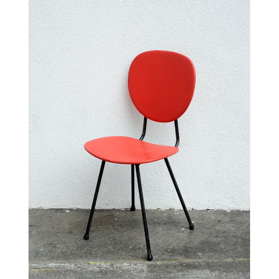 Image 1 of 6 Vintage rood kunstlederen stoelen en meta kuip uit 1950