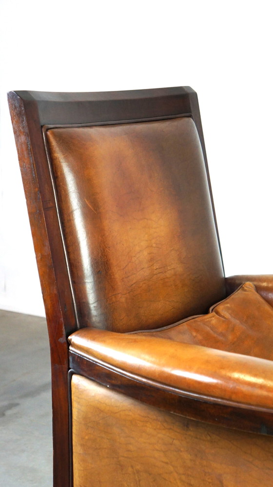 Image 1 of Schapenleren Art Deco design fauteuil met een hoge rugleuning en afwerking met hout