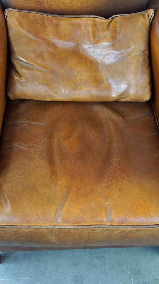 Image 1 of Schapenleren Art Deco design fauteuil met een hoge rugleuning en afwerking met hout