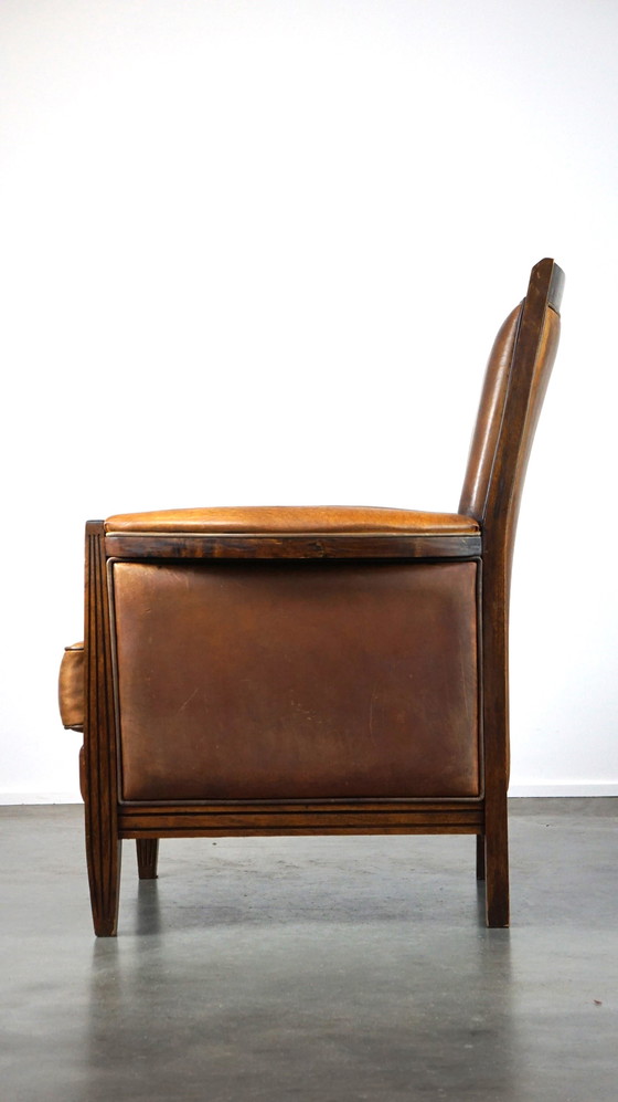 Image 1 of Schapenleren Art Deco design fauteuil met een hoge rugleuning en afwerking met hout