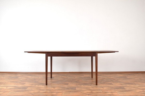 Image 1 of Mid Century Deense Notenhouten uitschuifbare eettafel, 1960S.