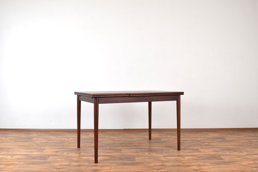 Mid Century Deense Notenhouten uitschuifbare eettafel, 1960S.