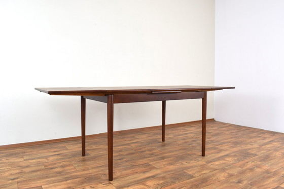 Image 1 of Mid Century Deense Notenhouten uitschuifbare eettafel, 1960S.