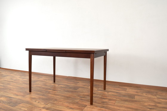 Image 1 of Mid Century Deense Notenhouten uitschuifbare eettafel, 1960S.