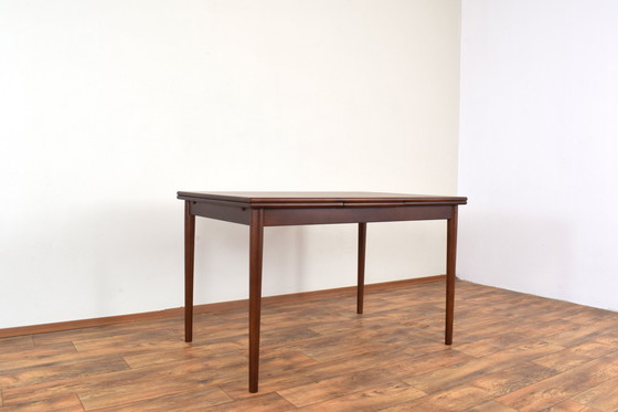 Image 1 of Mid Century Deense Notenhouten uitschuifbare eettafel, 1960S.