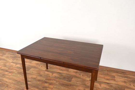 Image 1 of Mid Century Deense Notenhouten uitschuifbare eettafel, 1960S.