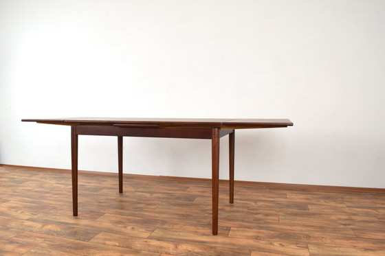 Image 1 of Mid Century Deense Notenhouten uitschuifbare eettafel, 1960S.