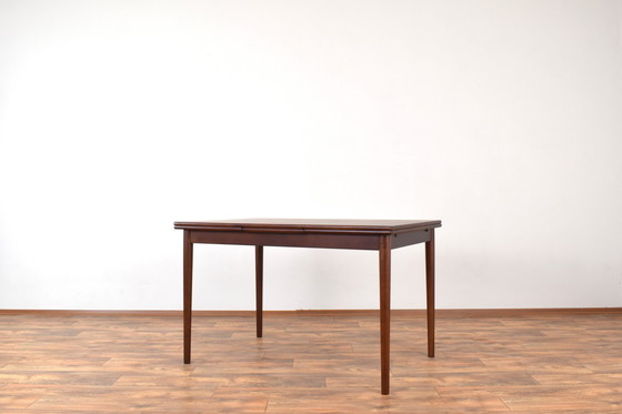 Image 1 of Mid Century Deense Notenhouten uitschuifbare eettafel, 1960S.