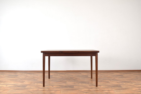 Image 1 of Mid Century Deense Notenhouten uitschuifbare eettafel, 1960S.