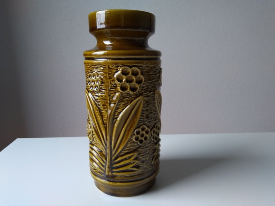 Image 1 of Ilkra Edelkeramik J.L. Knödgen Vaas Met Bloemdecor In Reliëf