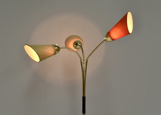 Image 1 of Italiaanse vloerlamp met drie lampenkappen in messing, Italië - circa 1950