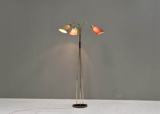 Image 1 of Italiaanse vloerlamp met drie lampenkappen in messing, Italië - circa 1950