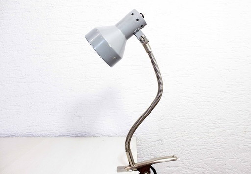 Werkplaatslamp op metalen klem uit de jaren 1950