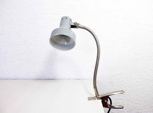 Werkplaatslamp op metalen klem uit de jaren 1950