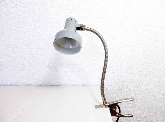 Image 1 of Werkplaatslamp op metalen klem uit de jaren 1950