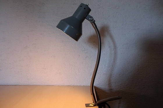 Image 1 of Werkplaatslamp op metalen klem uit de jaren 1950